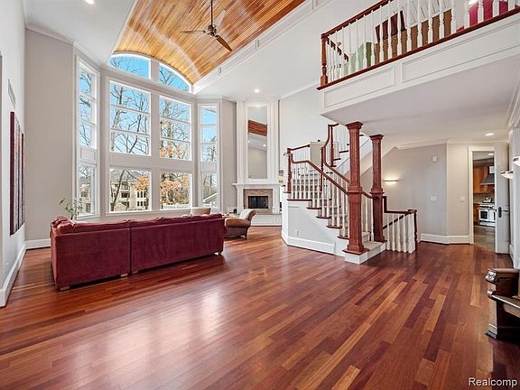 4th image of 841 Highwood Dr