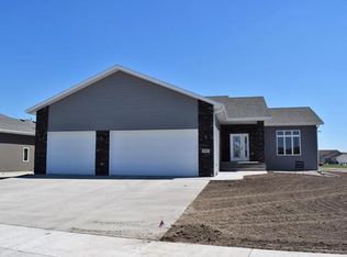 5301 Sunlight Dr, Bismarck, ND 58503
