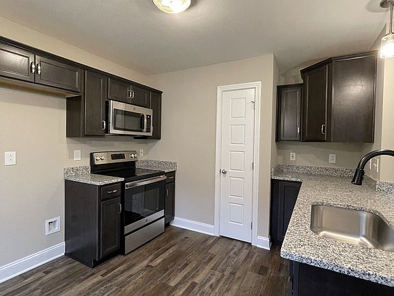 4th image of 812 Lillian Grace Dr