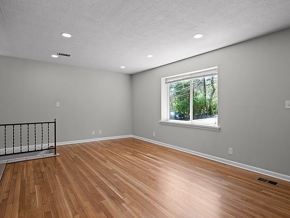 5th image of 19 Johnson Blvd #19