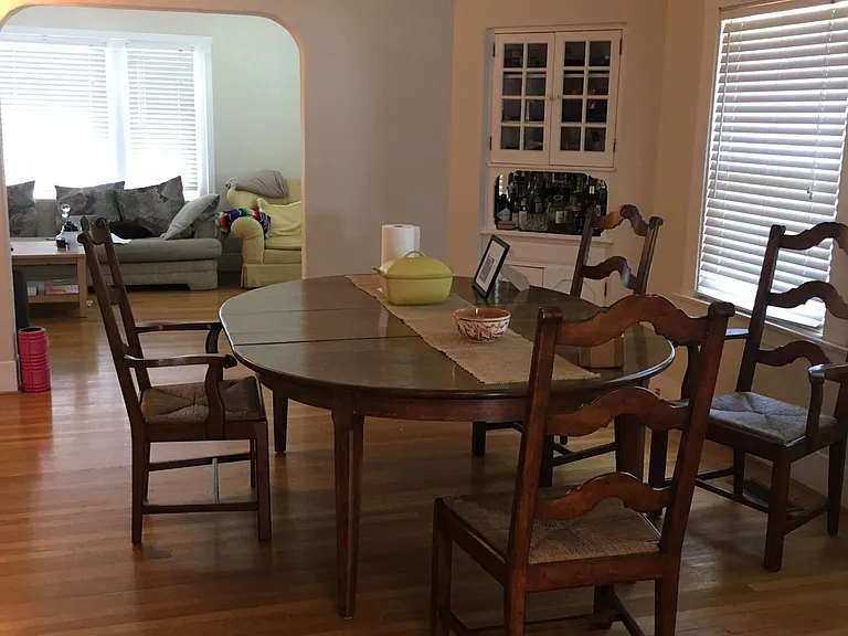 884 College Ave — Photo 3