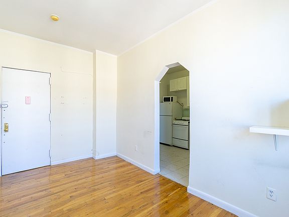 5th image of 240 E 4th St APT 5C