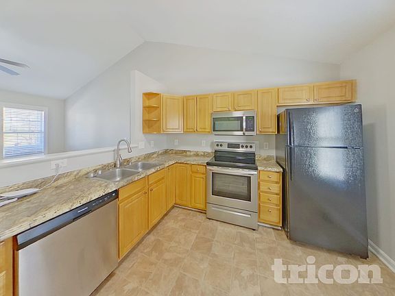 5th image of 923 Loch Lomond Cir