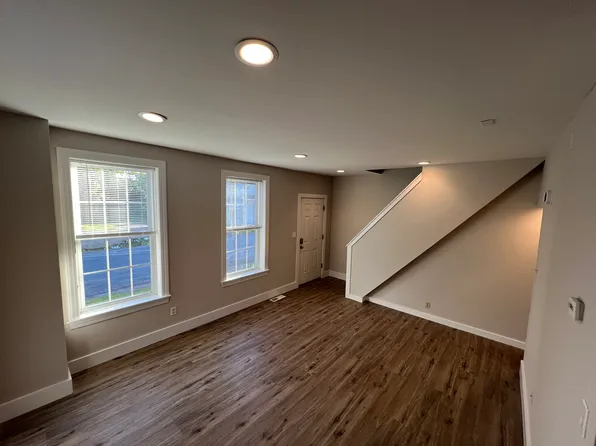 15 Charles St, Dover, NH 03820