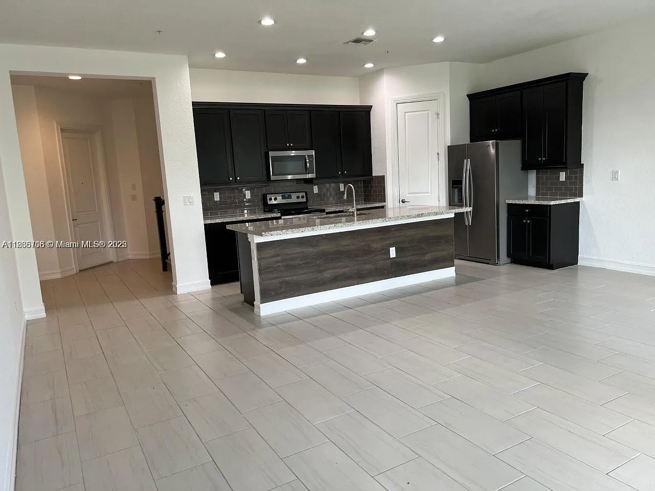 3 bed, 1975 sqft, $4,000 — Photo 2