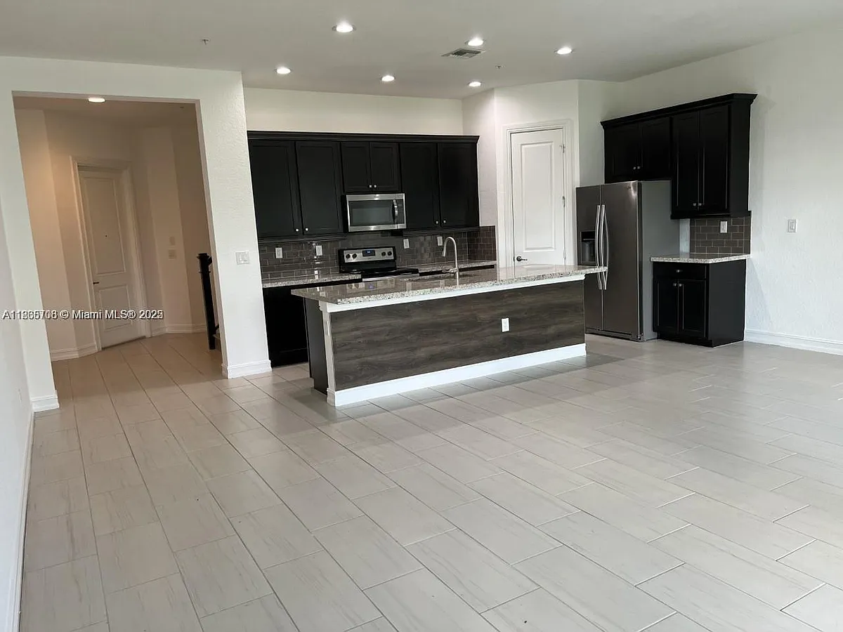 Building Photo - 11539 SW 13th Dr #11539