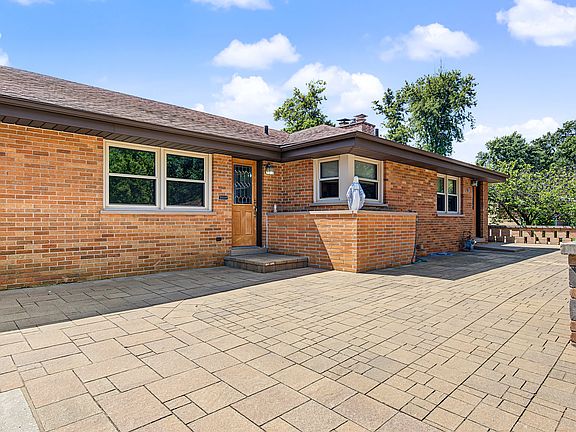 4th image of 378 Oakwood Dr