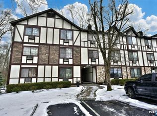 907 Thoreau Ct, Mahwah, NJ 07430