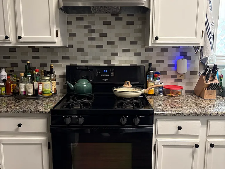 Great gas stove with gas oven. Self cleaning option in oven.