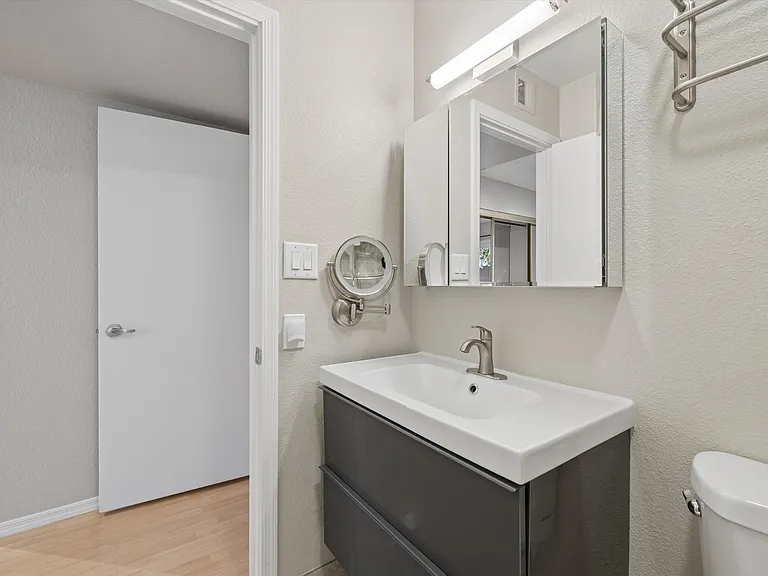 2118 S Pine St — Photo 15