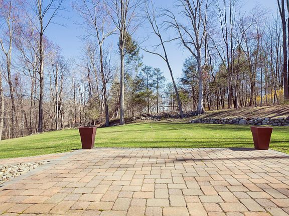4th image of 15 Moriah Ln