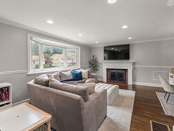 3rd image of 150 Woodbine Cir