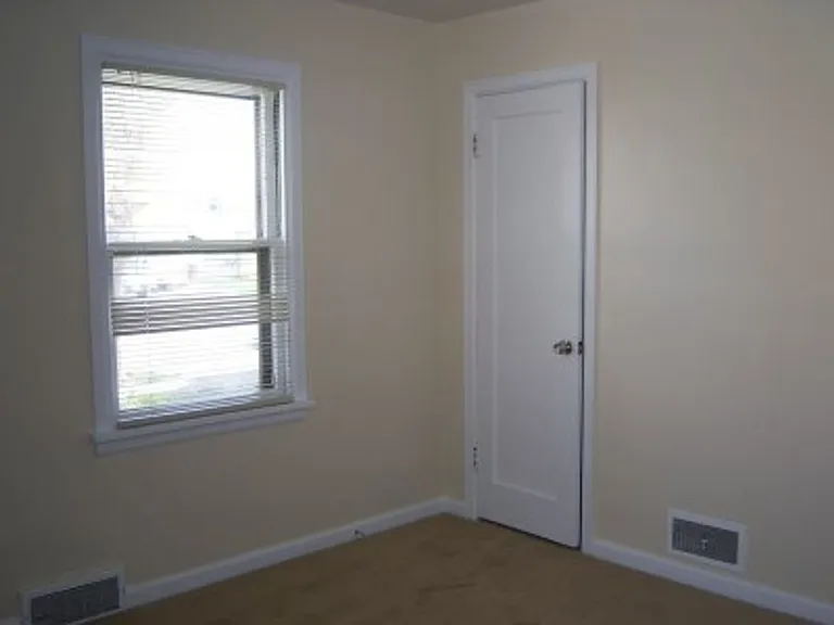 424 Howard Ave — Photo 5