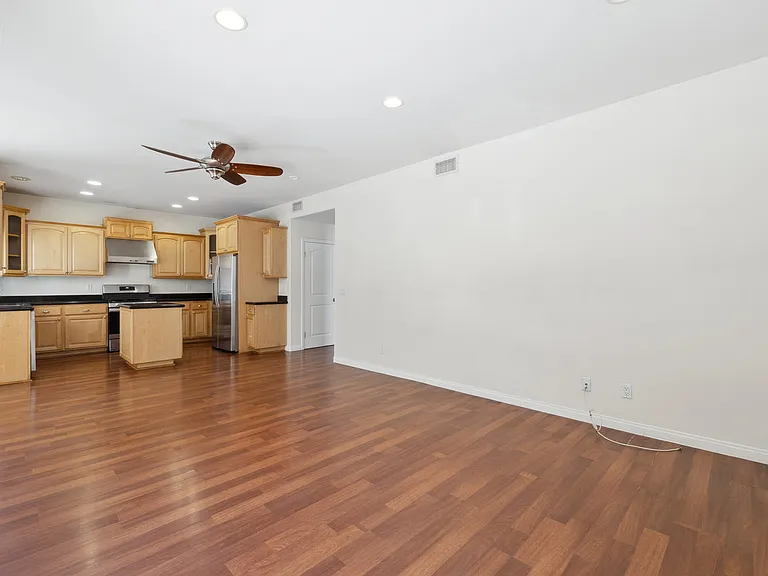 526 Houston Dr — Photo 6