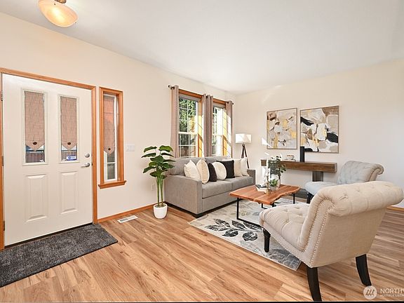 2nd image of 6025 195th Avenue E
