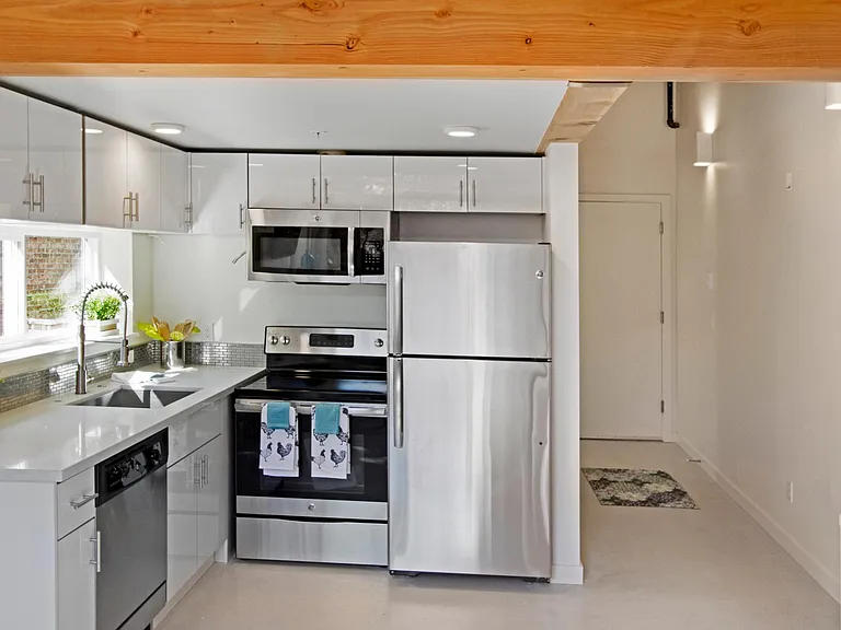 611 E Howell St #303 — Photo 8