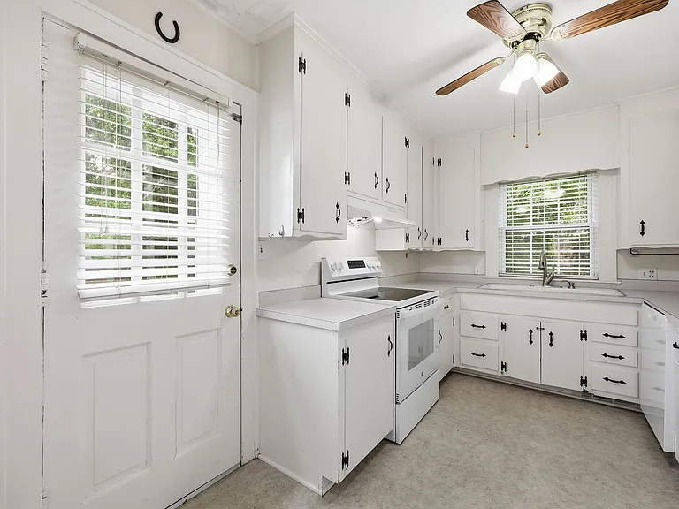 1203 S Main St — Photo 14