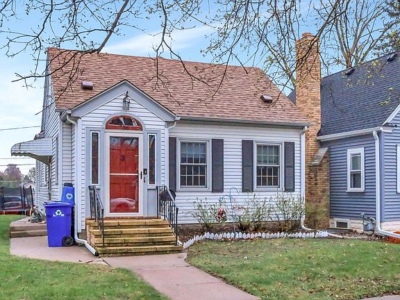 3rd image of 736 Cottage Ave E