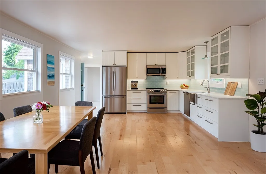 2 bed, 1.0 bath, 881 sqft, $3,200 — Photo 3
