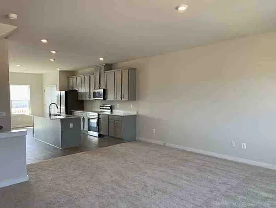 4 bed, 3.5 bath, 2350 sqft, $2,600 — Photo 2