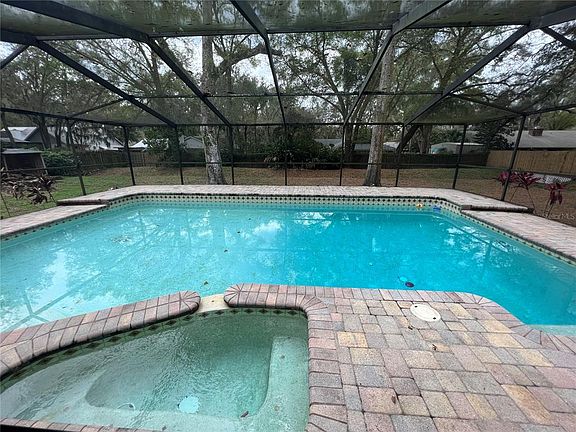 2nd image of 1101 Oakridge Manor Dr