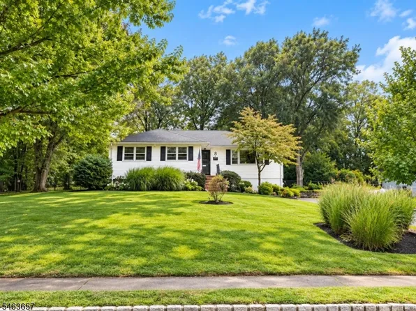 8 Country Club Ct, Livingston Twp., NJ 07039