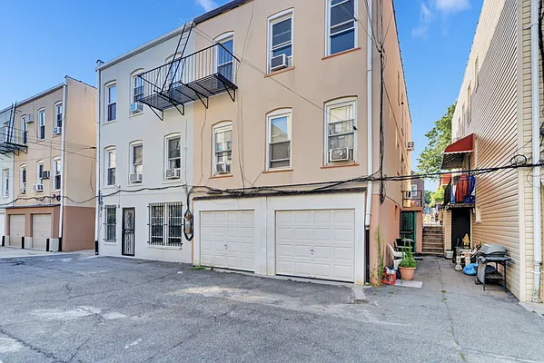 Rented by Halvatzis Realty | media 27