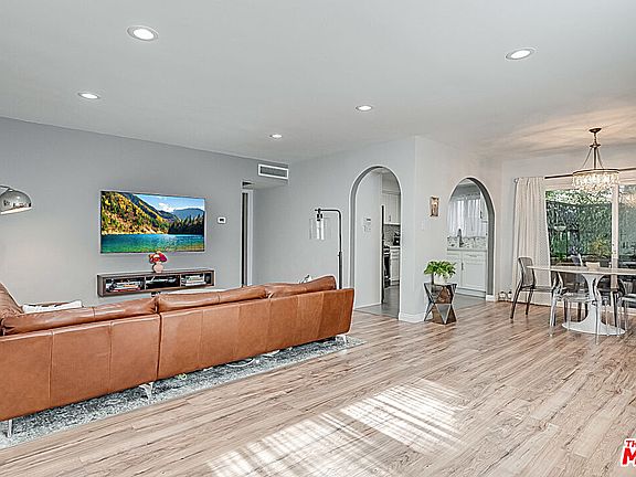 3rd image of 16012 Moorpark St Unit 105A