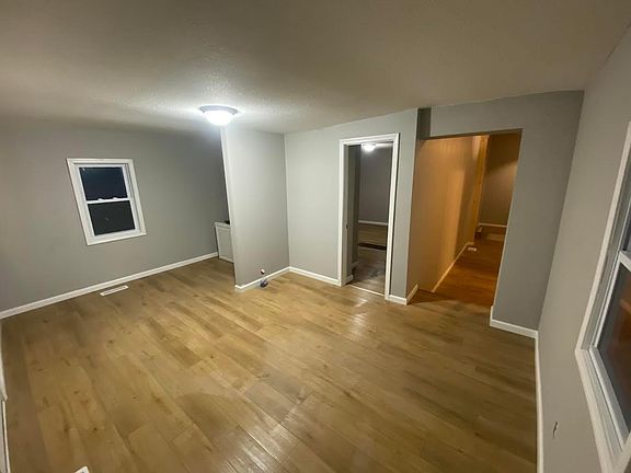 3rd image of 513 Lawrence Ave