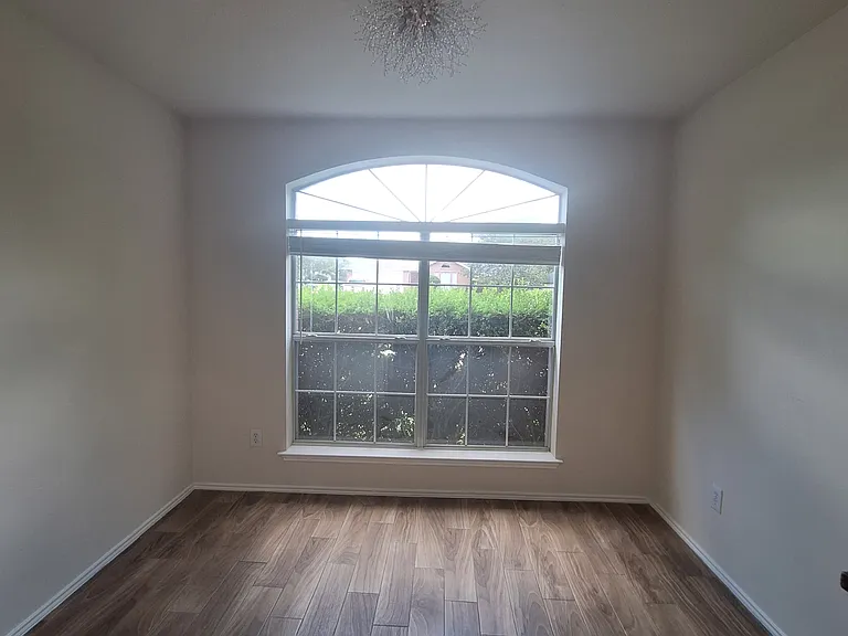 208 Iris Ln — Photo 7