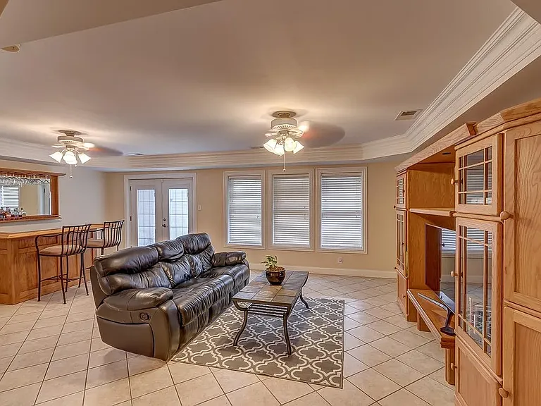 909 Village Green Ave — Photo 25