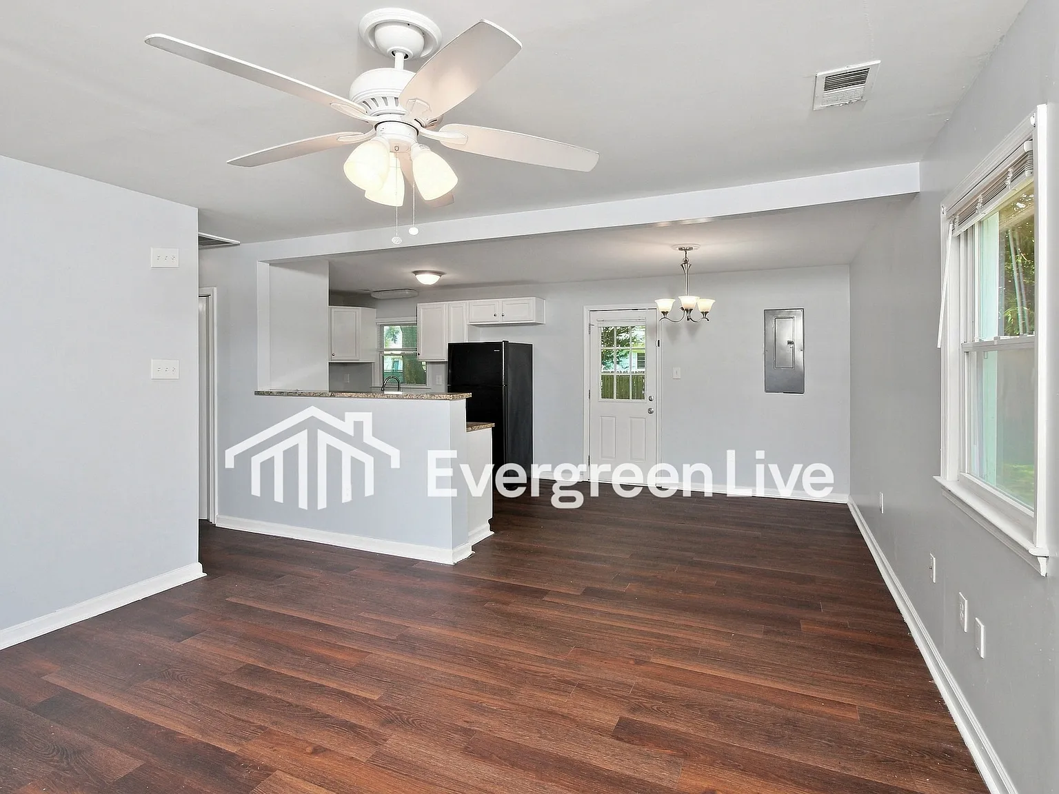 3 bed, 1.0 bath, 912 sqft, $1,645 — Photo 2