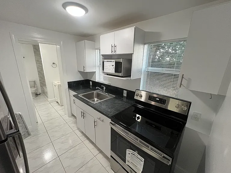 1935 SW 2nd St #3 — Photo 1