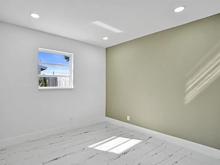 1437 SW 1st Ave — Photo 16