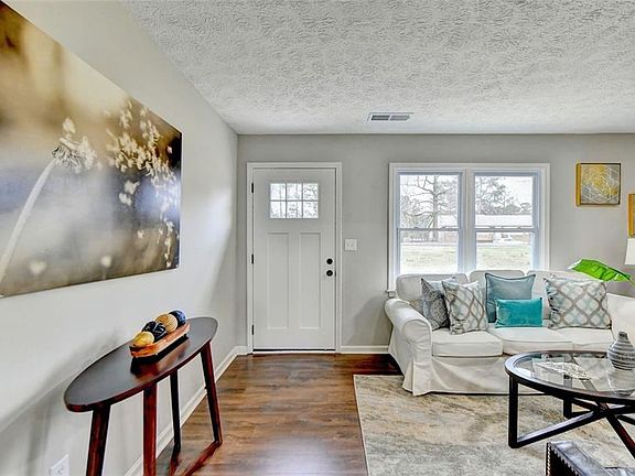 3rd image of 895 White Oak Ct