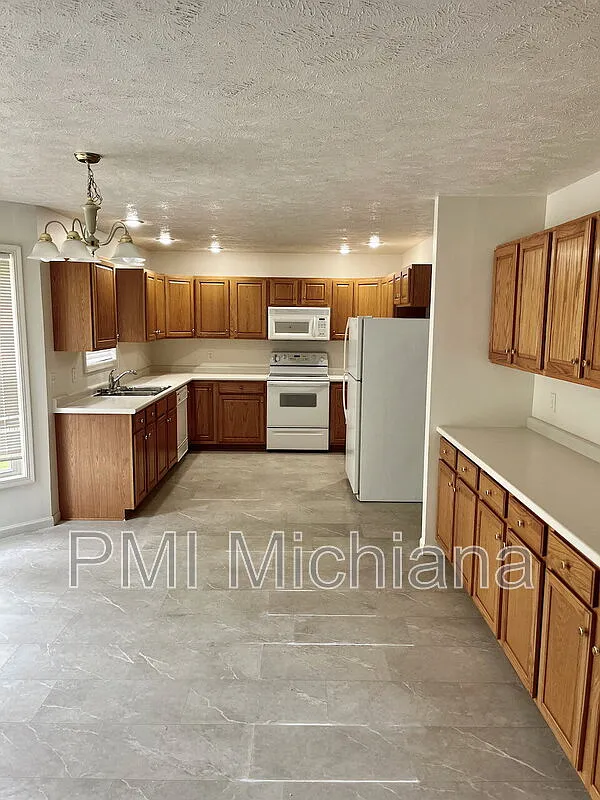 3 bed, 2.0 bath, 1378 sqft, $2,300 — Photo 4