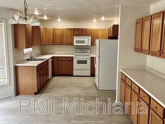 4th image of 51880 Courtland Dr E