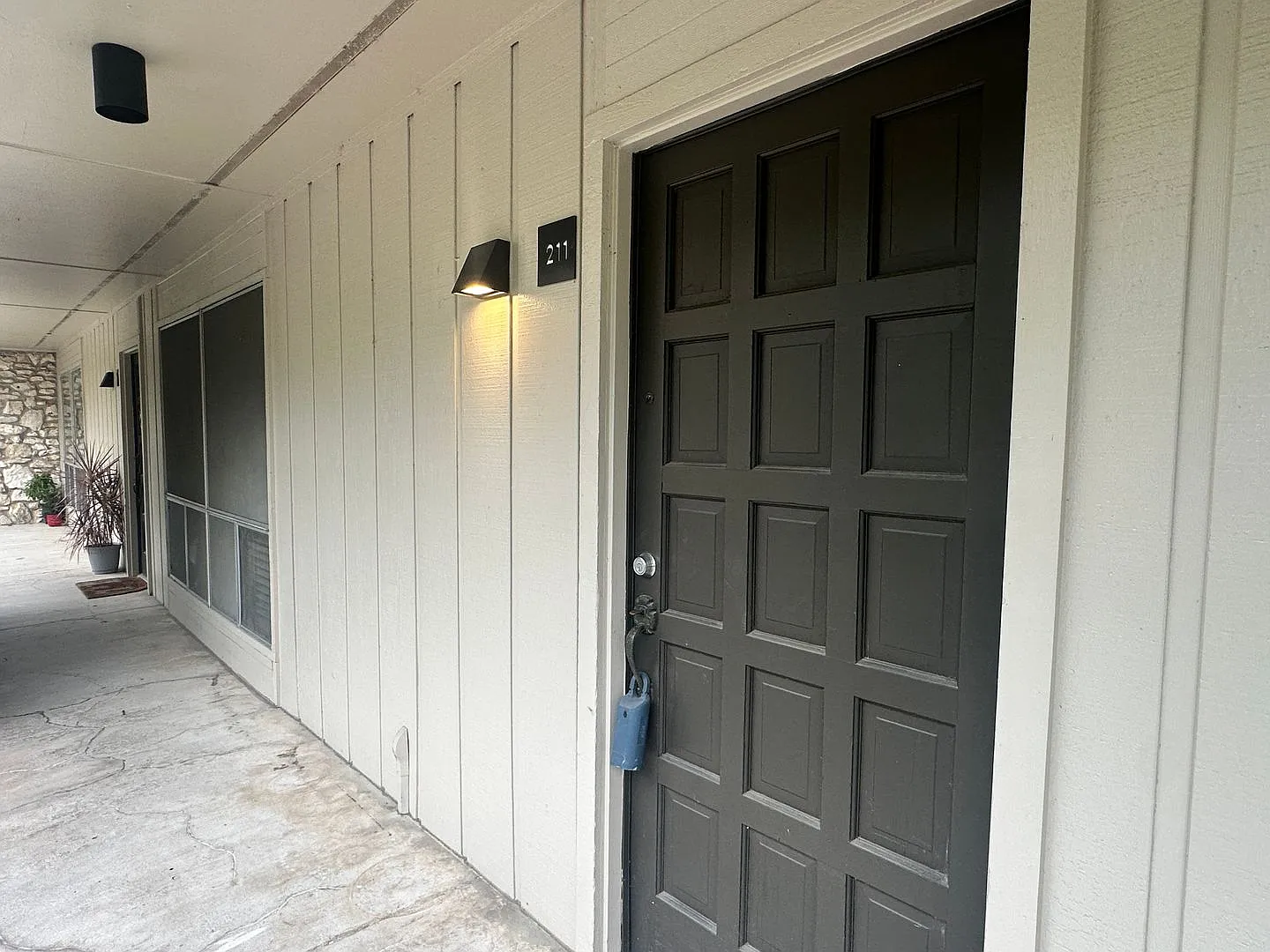 500 E Riverside Dr — Photo 4