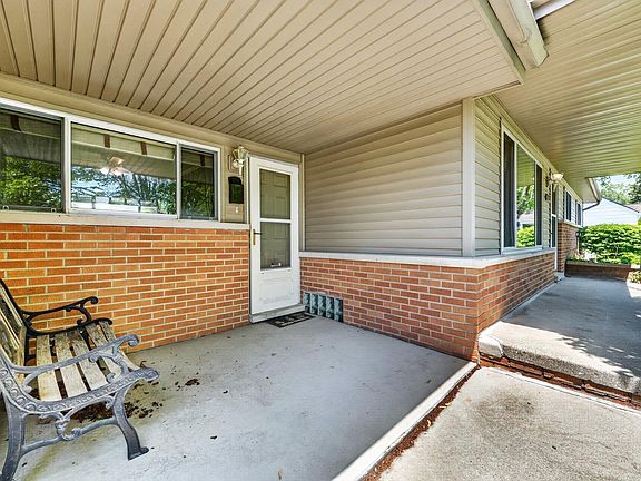 3rd image of 24099 Pingree Ave