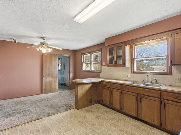 4th image of 204 S Cottonwood Avenue