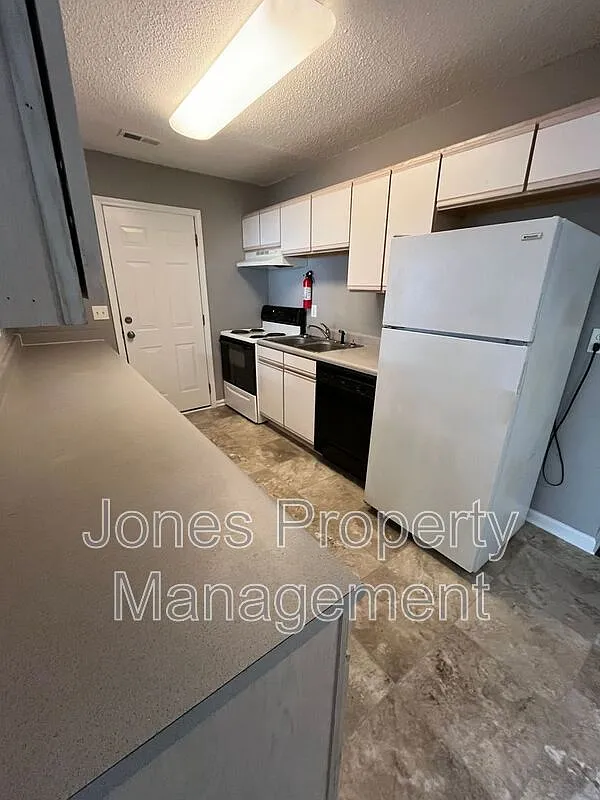 3 bed, 2.0 bath, 1311 sqft, $1,250 — Photo 4