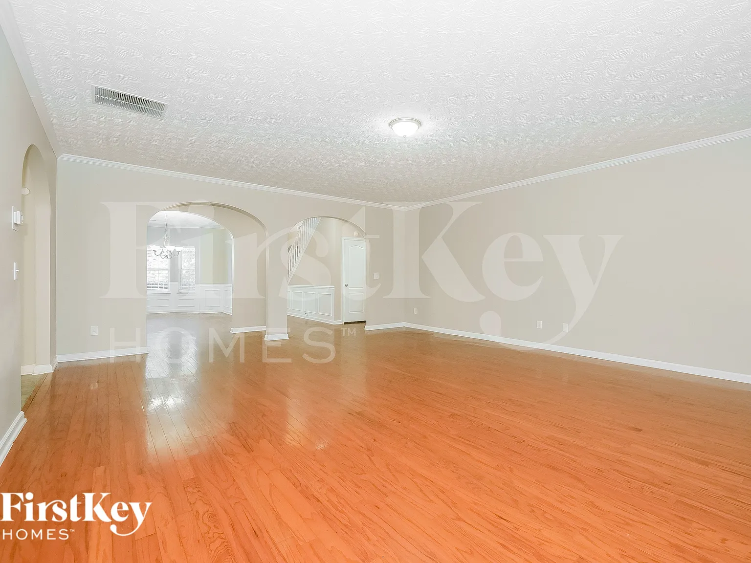 5 bed, 4.0 bath, 4348 sqft, $3,200 — Photo 2