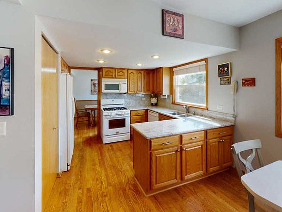3rd image of 840 W Pine Ave