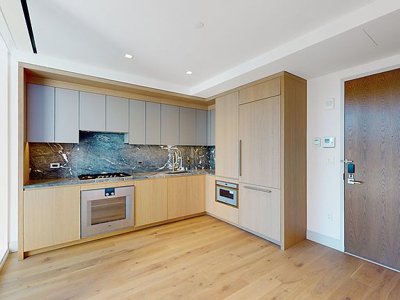 4th image of 101 W 14th St #10C