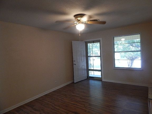 4th image of 710 Stewart St
