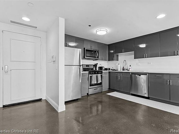 3rd image of 3320 Spinnaker Ln APT 17E