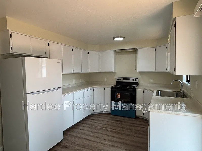 4 bed, 2.0 bath, 1800 sqft, $2,295 — Photo 3