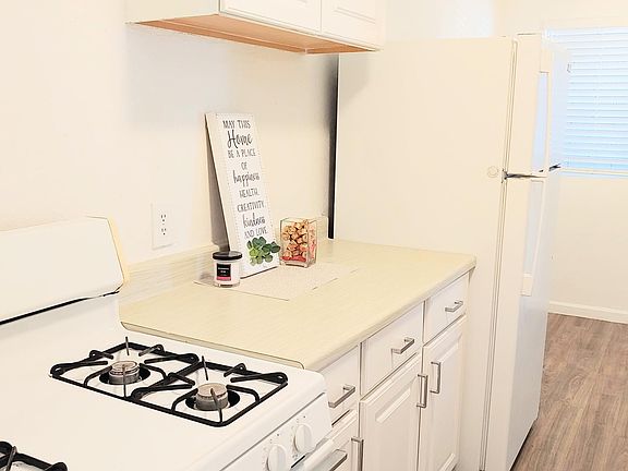 4th image of 530 E Mariposa St APT 40