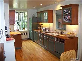32 Bay Dr E photo 1