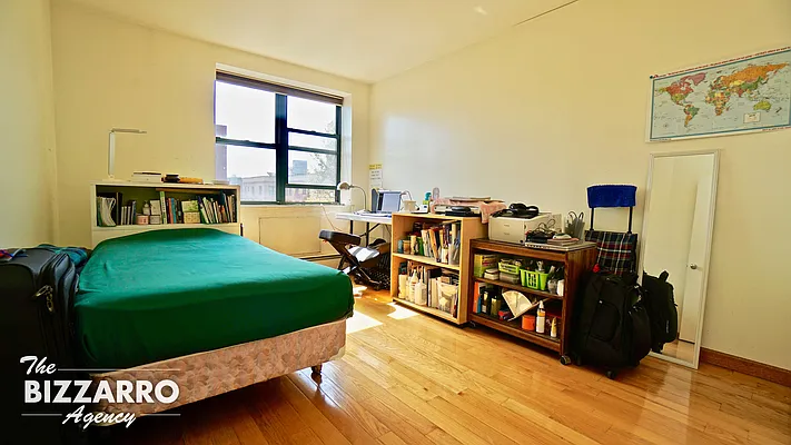 Sold by Bizzarro Agency | media 3